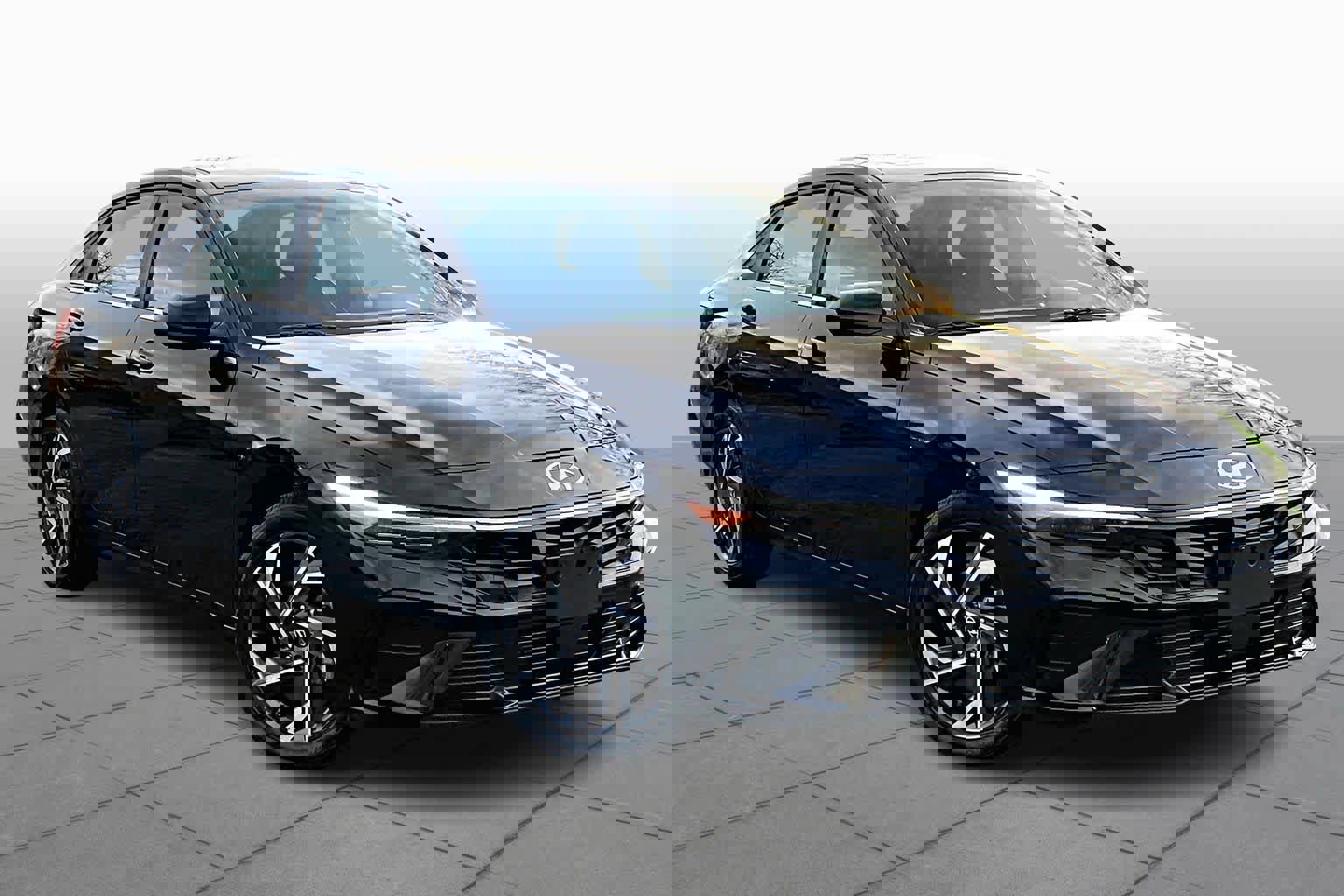 Used 2024 Hyundai Elantra SEL w/ Convenience Package image 2