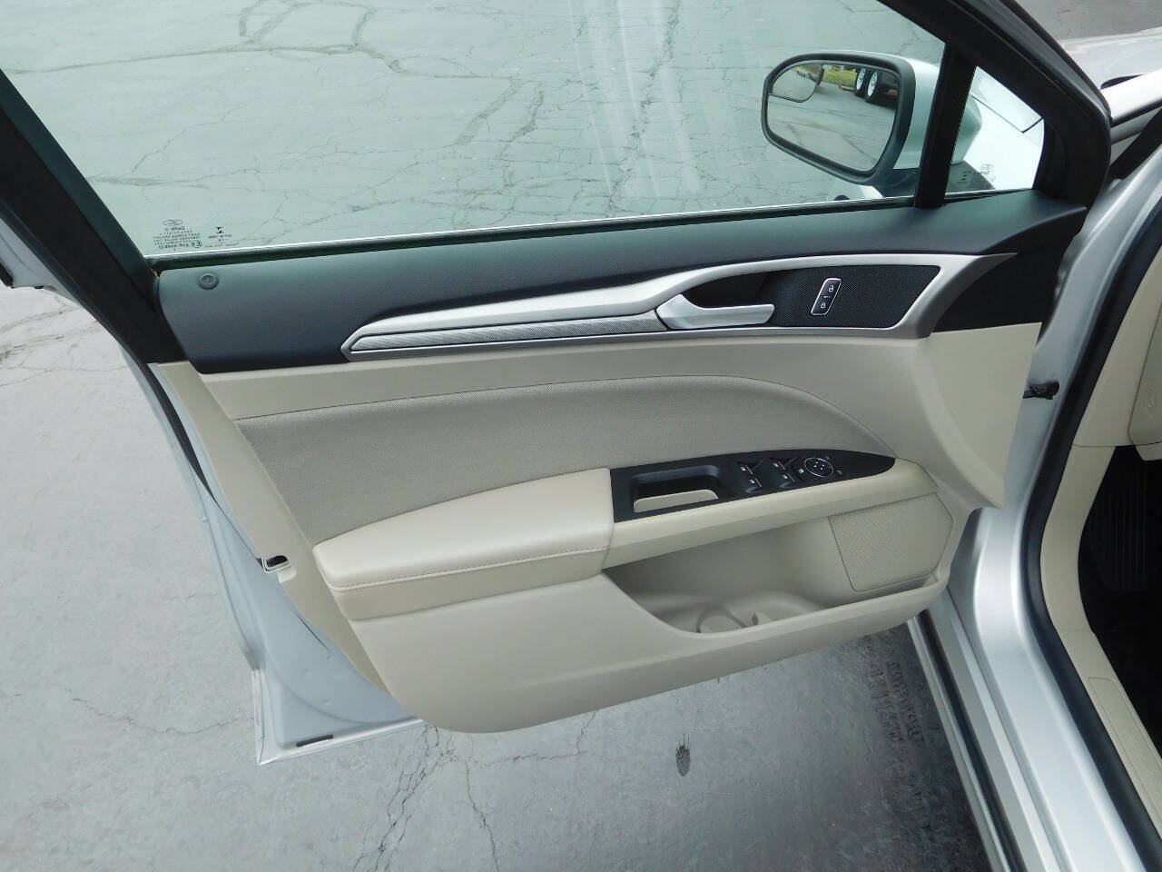 Used 2018 Ford Fusion SE FWD image 15