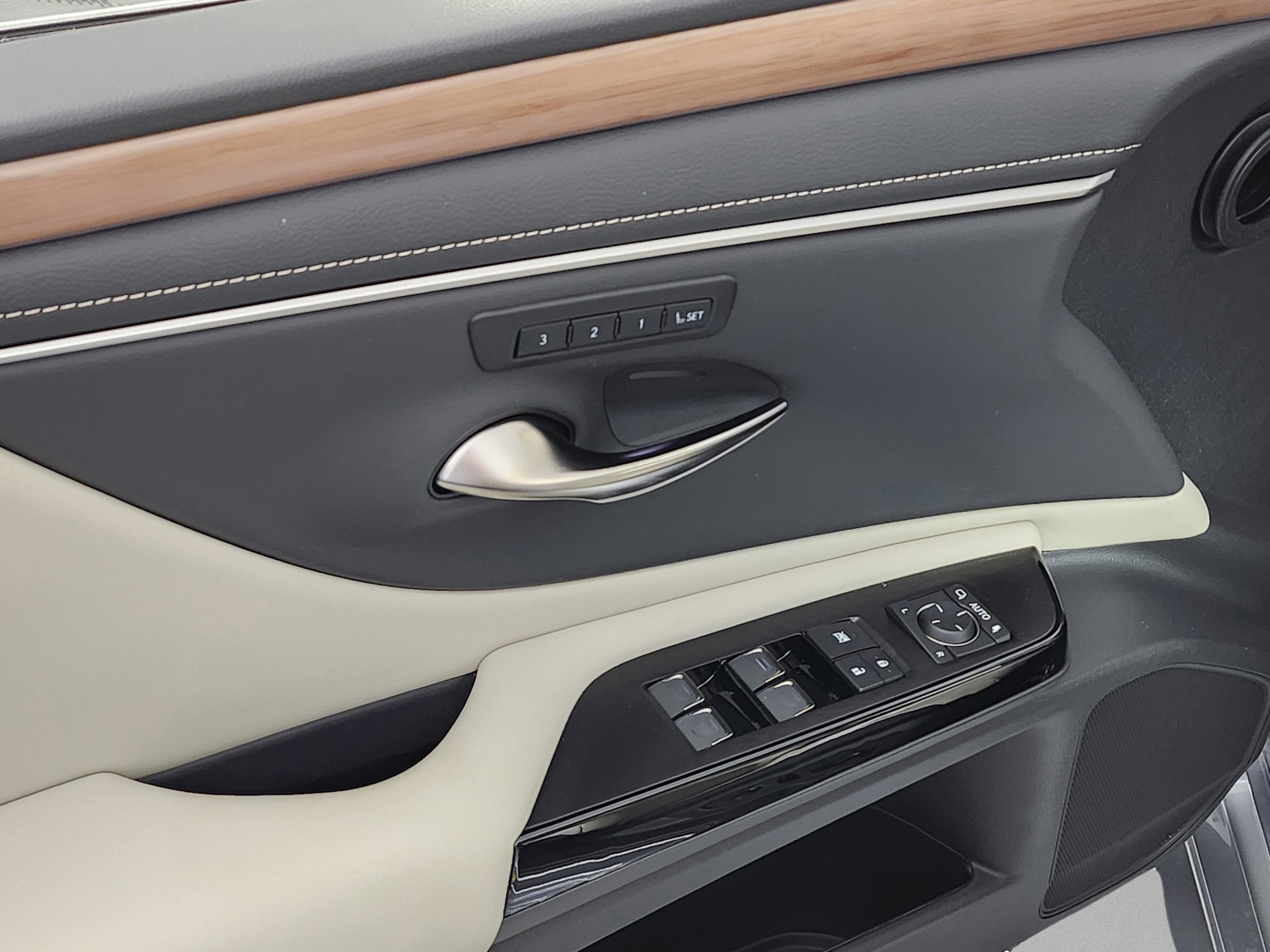 New 2025 Lexus ES 300h w/ Premium Package image 14