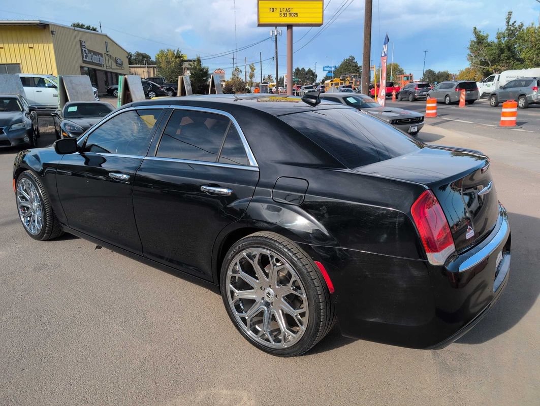 Used 2017 Chrysler 300 C RWD image 5