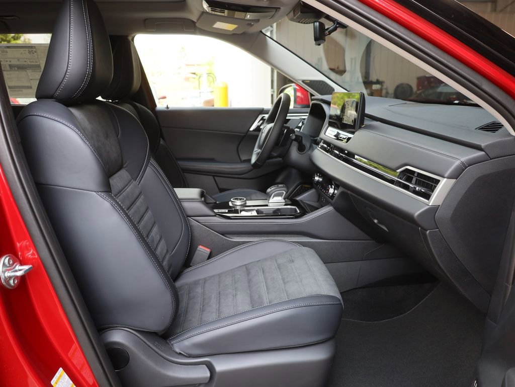 New 2025 Mitsubishi Outlander SE image 13