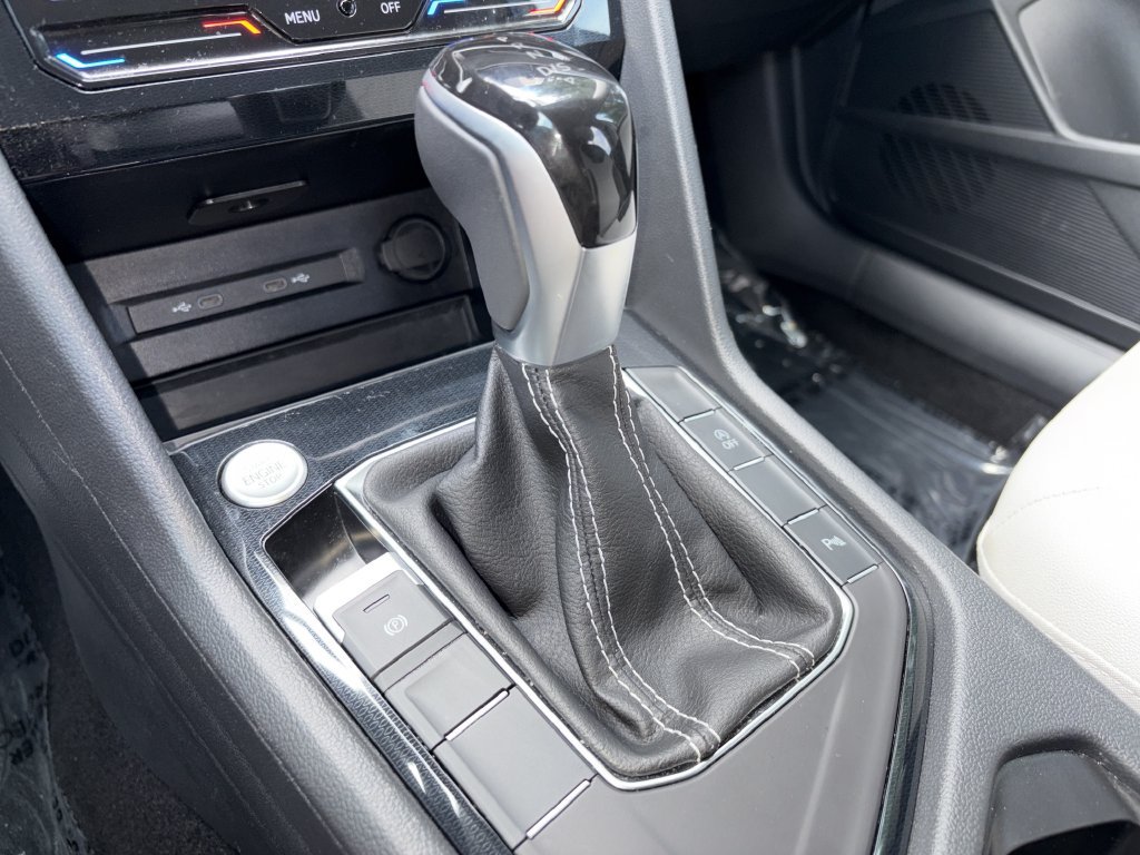 Certified 2025 Volkswagen Taos SE FWD image 7