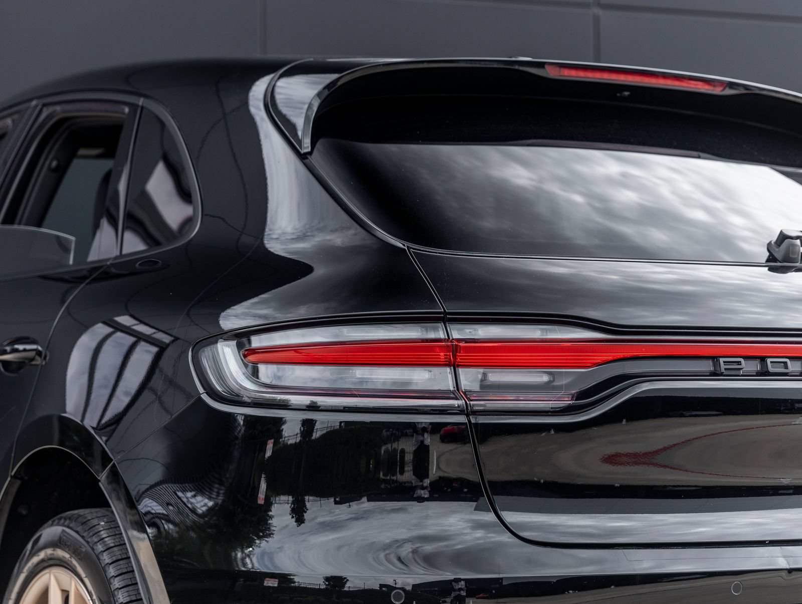Certified 2023 Porsche Macan AWD/4WD image 14