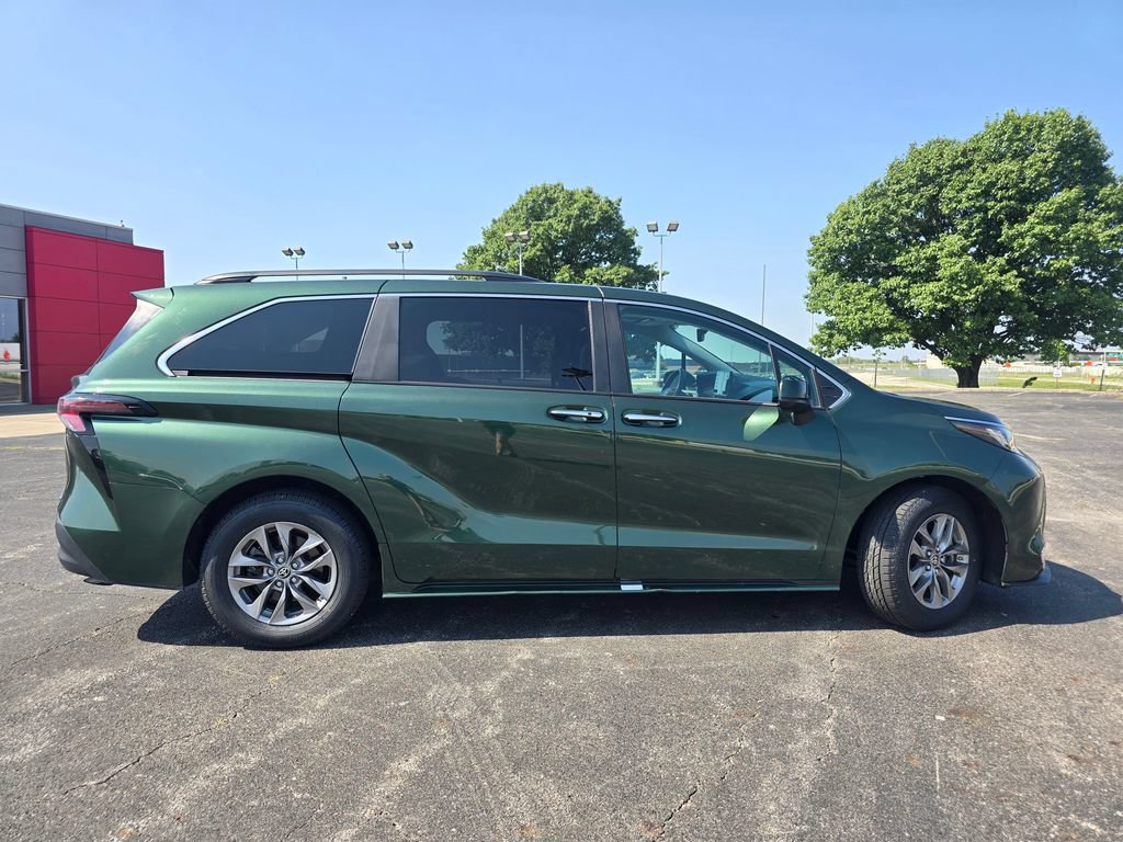 Certified 2024 Toyota Sienna XLE FWD image 17