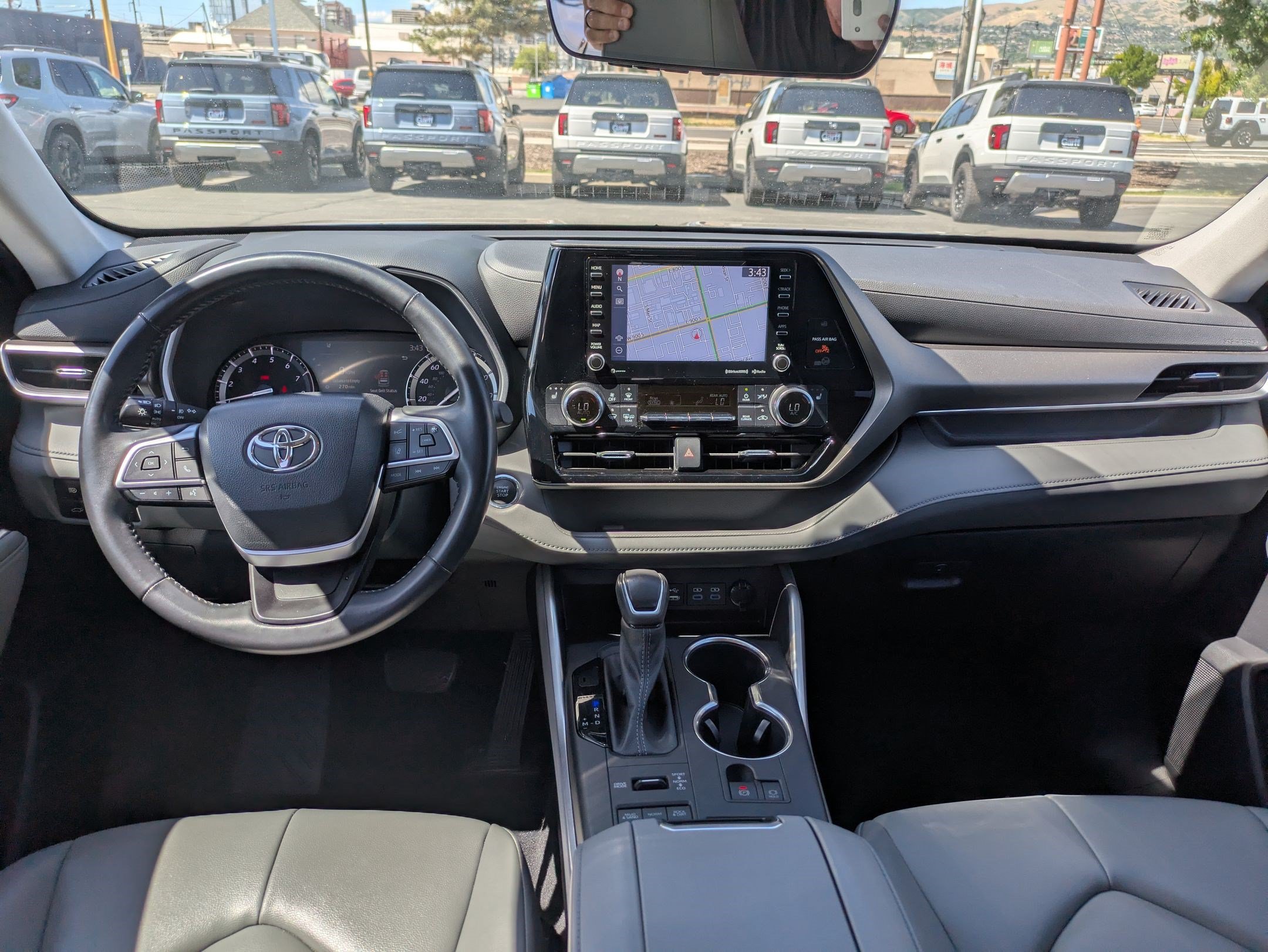 Used 2022 Toyota Highlander XLE AWD/4WD image 28