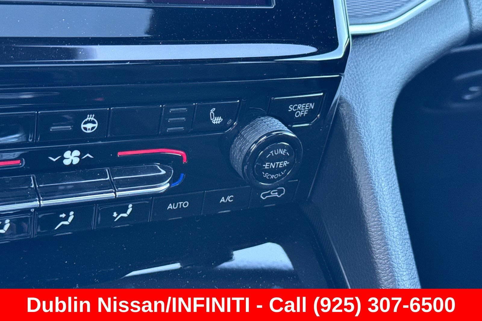 Used 2025 Jeep Grand Cherokee Laredo X w/ Luxury Tech Group I RWD image 31
