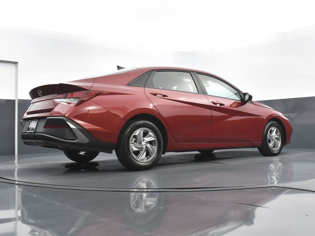 Used 2025 Hyundai Elantra SE image 23