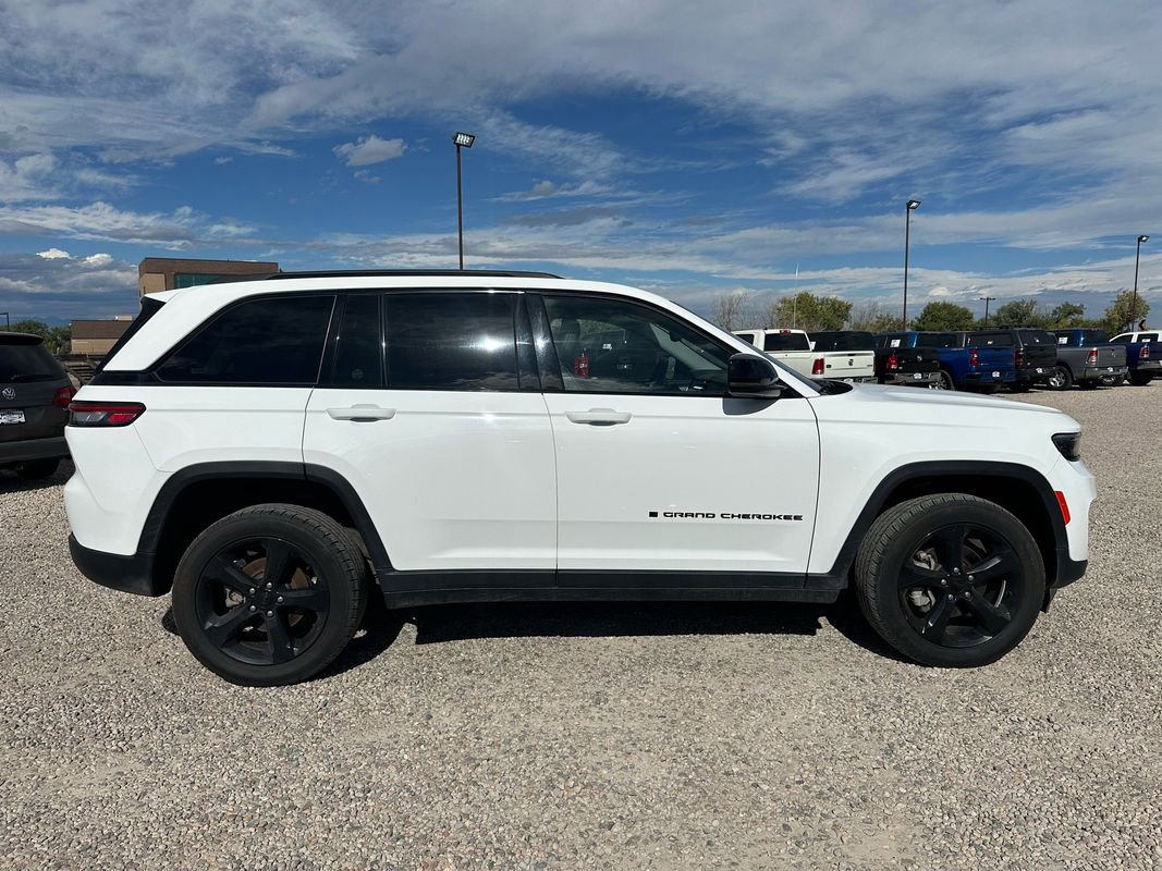 Used 2023 Jeep Grand Cherokee Limited w/ Black Appearance Package image 12
