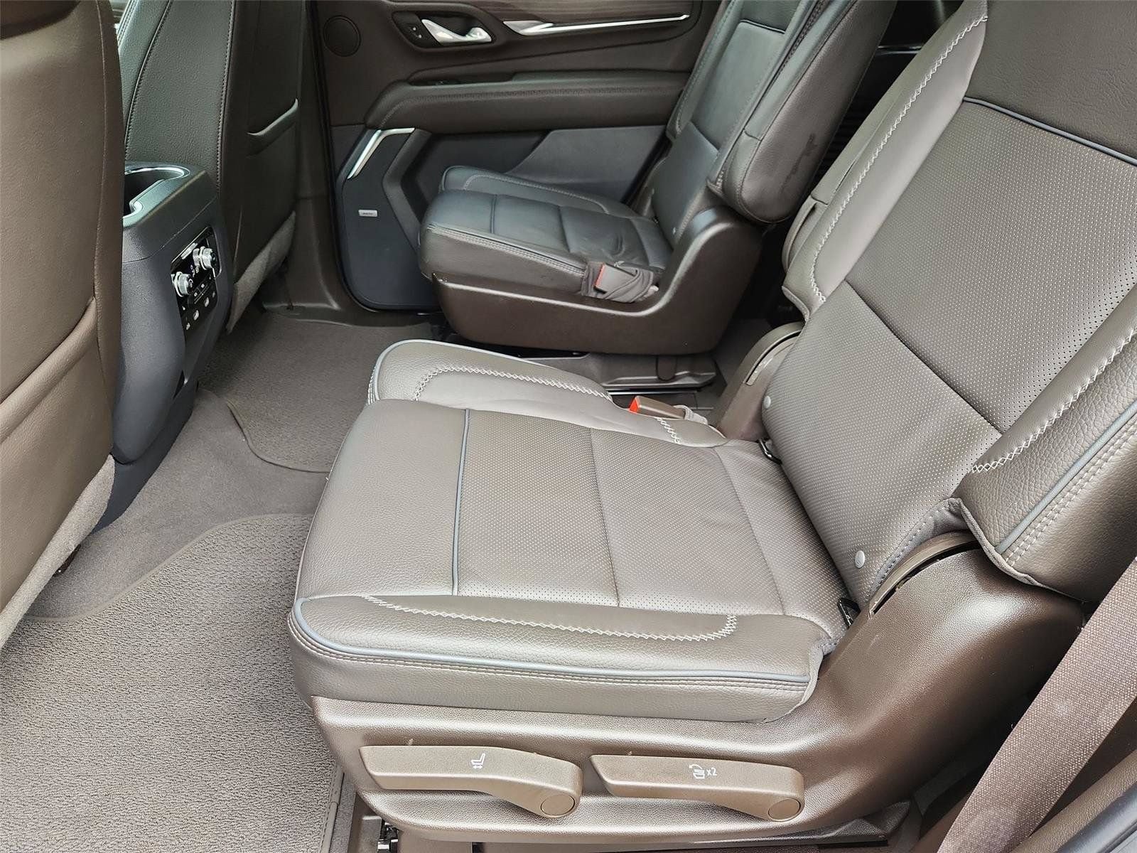 Used 2024 GMC Yukon Denali w/ Advanced Technology Package AWD/4WD image 26