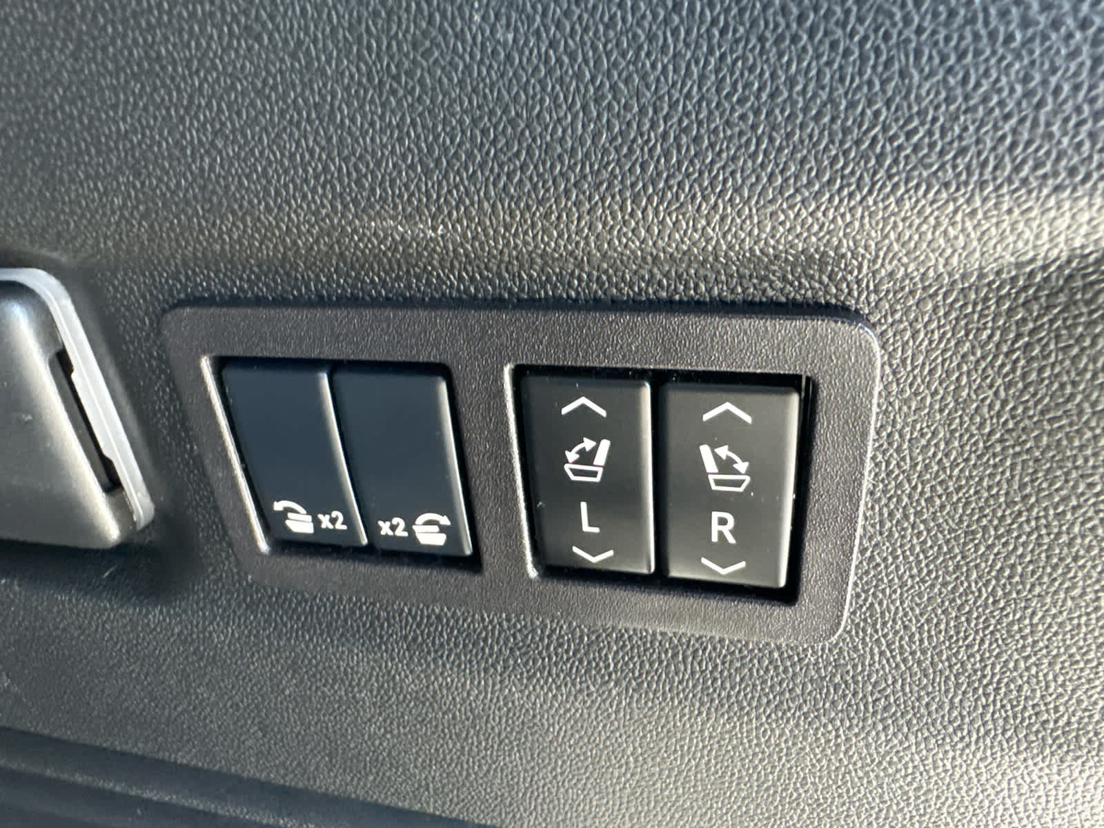 Used 2025 Chevrolet Suburban Z71 w/ Comfort Package AWD/4WD image 18
