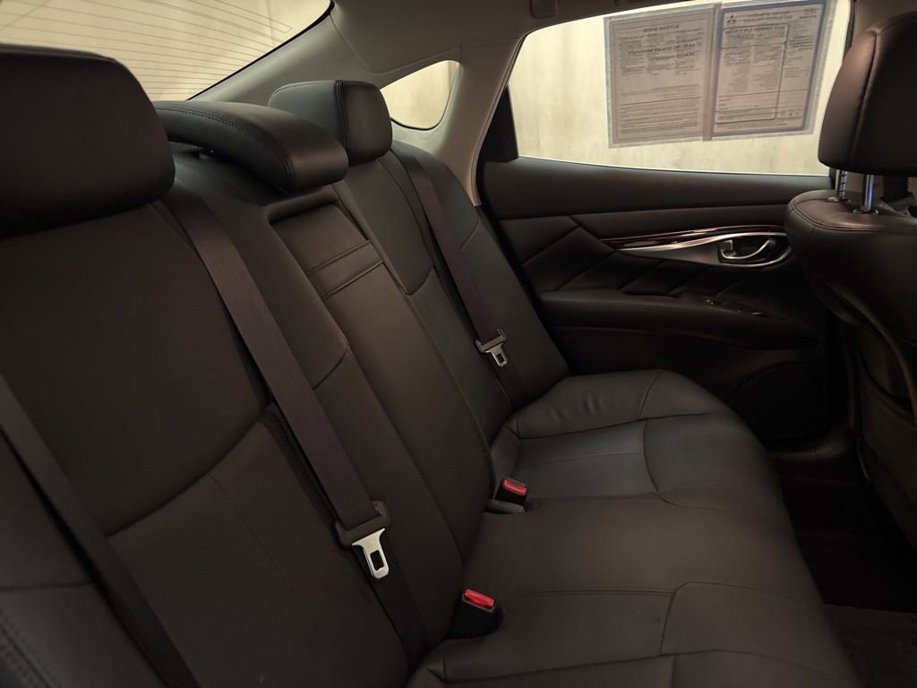 Used 2019 INFINITI Q70 Luxe image 23
