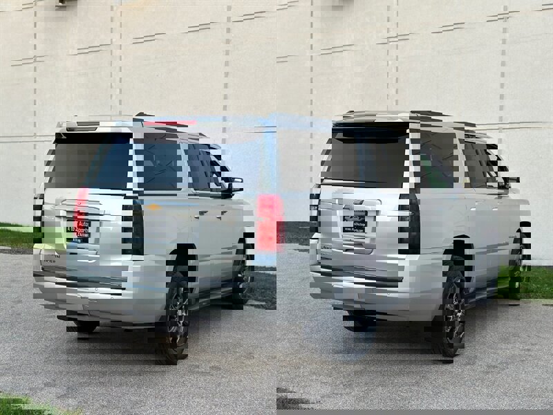Used 2015 Chevrolet Suburban LT w/ Luxury Package image 11