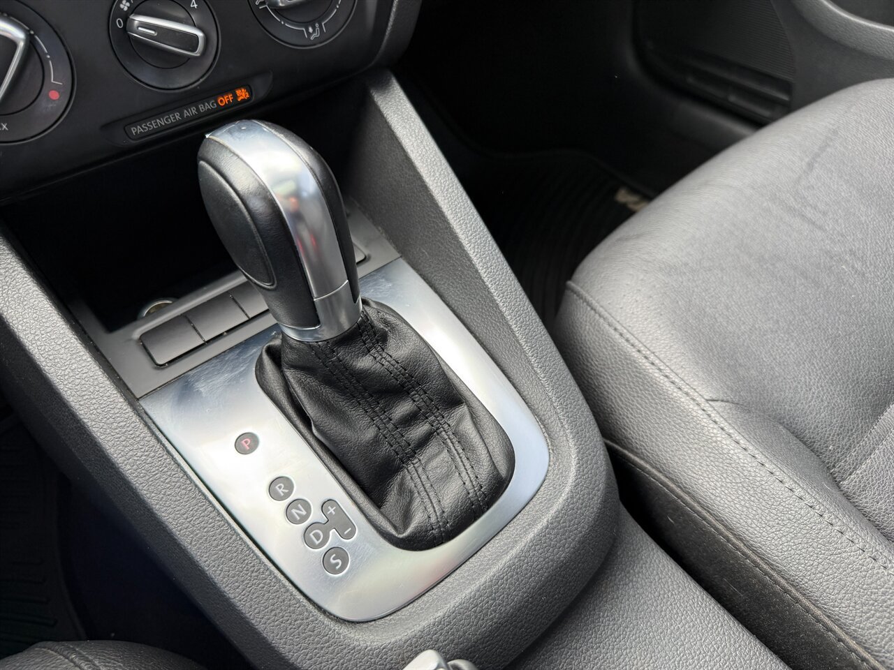 Used 2012 Volkswagen Jetta SE FWD image 19