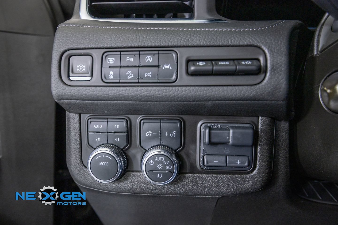 Used 2023 GMC Yukon Denali w/ Advanced Technology Package AWD/4WD image 13