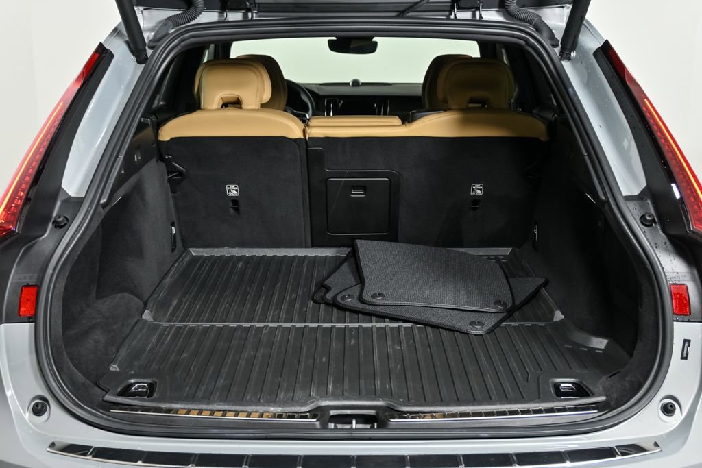 Certified 2024 Volvo V90 B6 Cross Country Ultimate w/ Protection Package Premier image 33