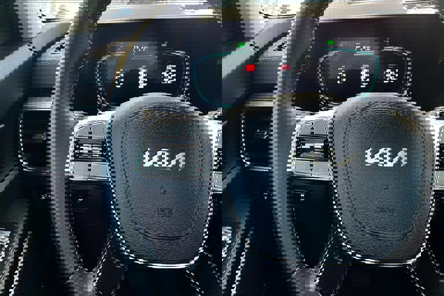 Used 2024 Kia Telluride EX w/ EX Captain's Chair Package image 24