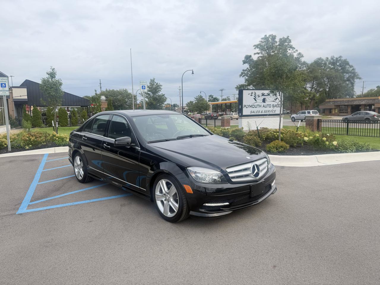Used 2011 Mercedes-Benz C 300 4MATIC Sedan image 3