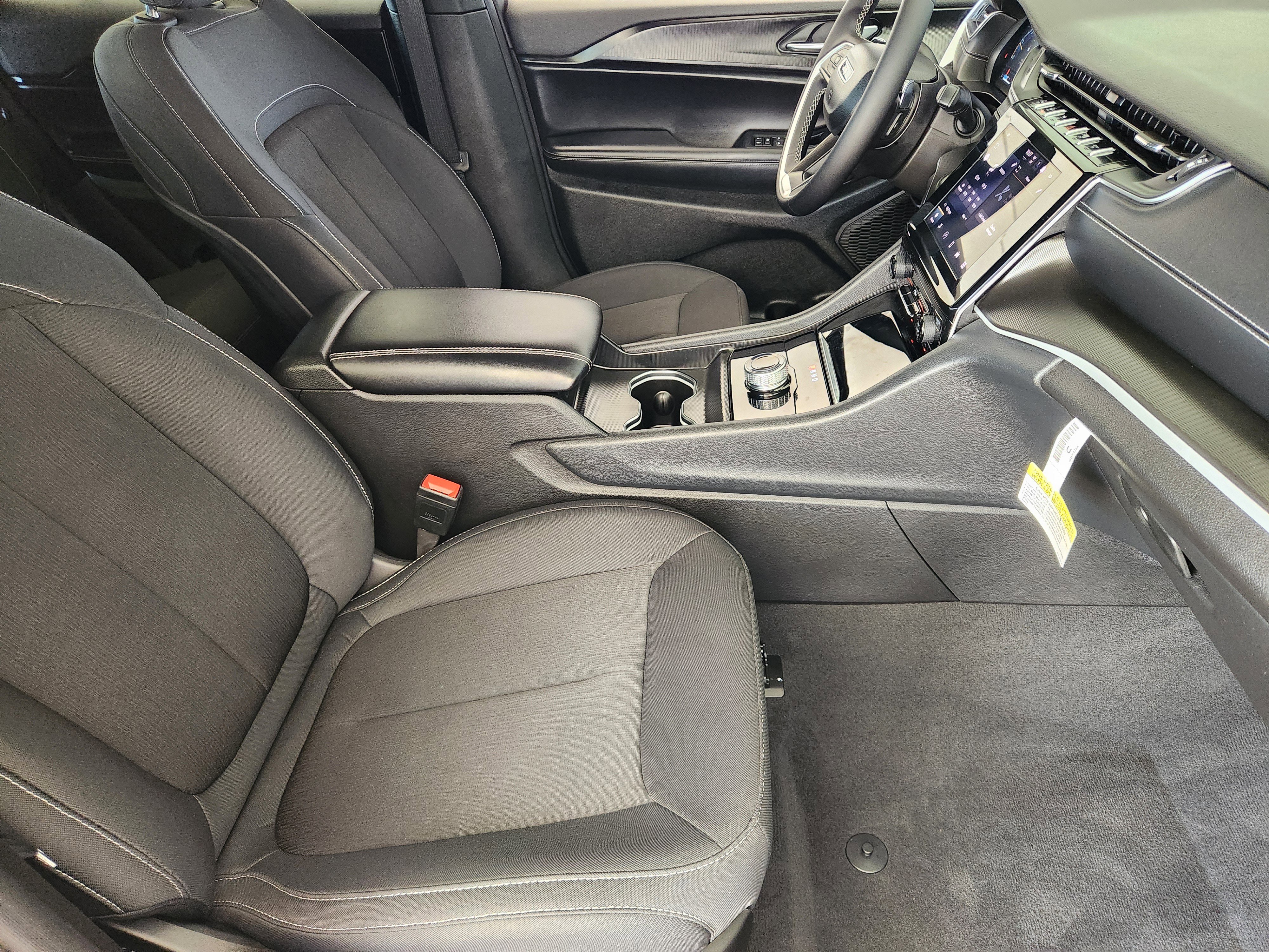 Used 2025 Jeep Grand Cherokee Laredo X image 14