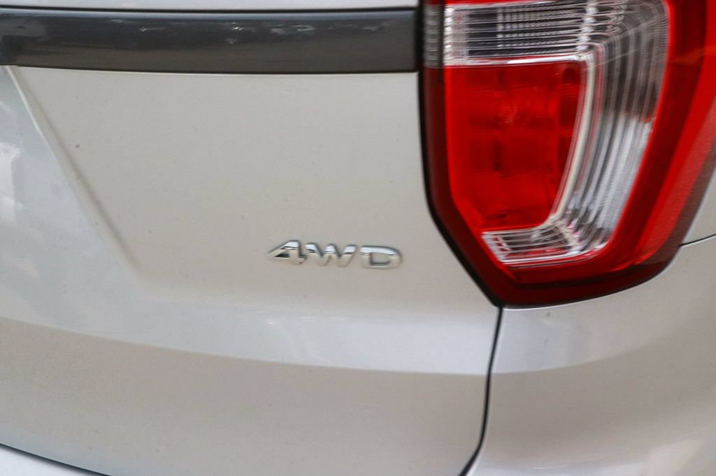 Used 2017 Ford Explorer XLT w/ Equipment Group 202A AWD/4WD image 9