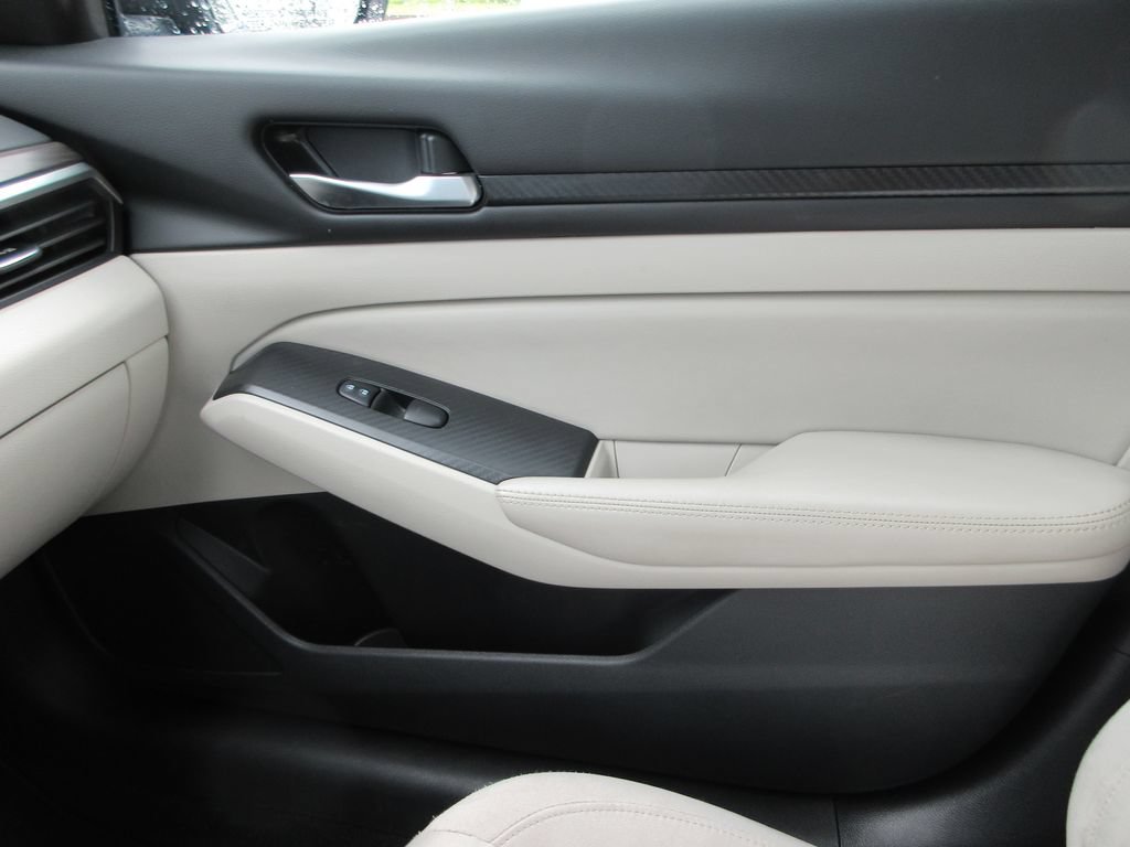 Used 2025 Nissan Altima 2.5 SV FWD image 28