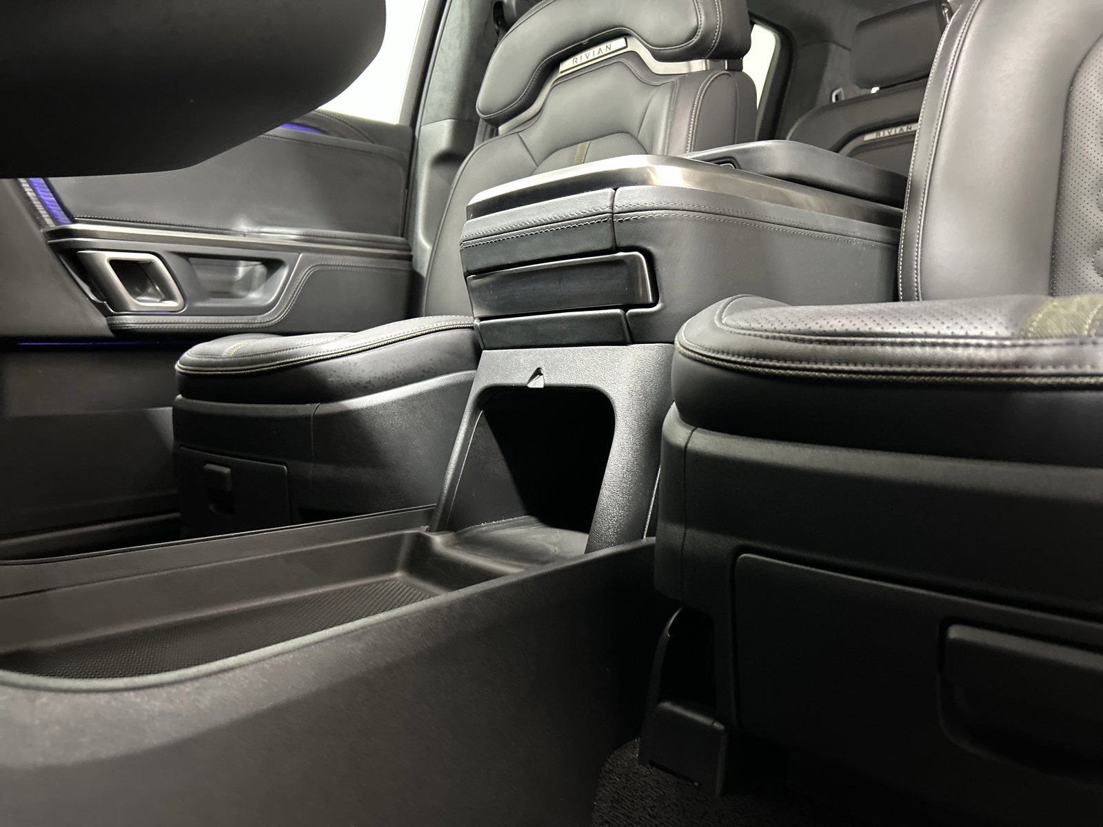 Used 2024 Rivian R1S Adventure image 33