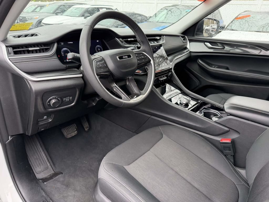 Certified 2023 Jeep Grand Cherokee Laredo AWD/4WD image 17