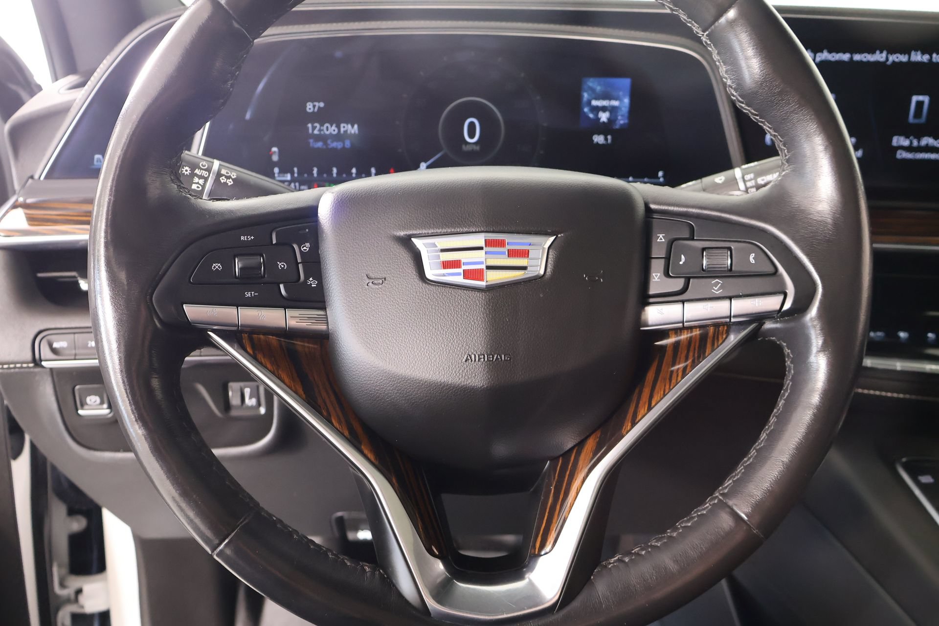 Used 2022 Cadillac Escalade Premium Luxury AWD/4WD image 3