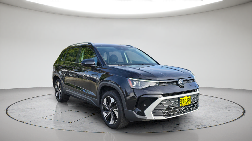 Used 2025 Volkswagen Taos SE AWD/4WD image 3
