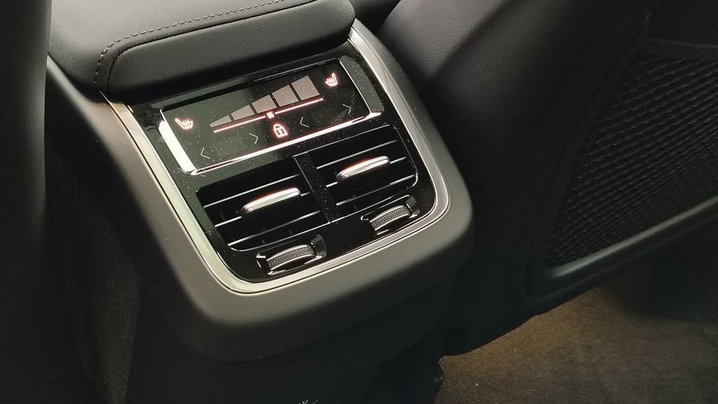 New 2026 Volvo XC60 B5 Ultra w/ Climate Package image 30