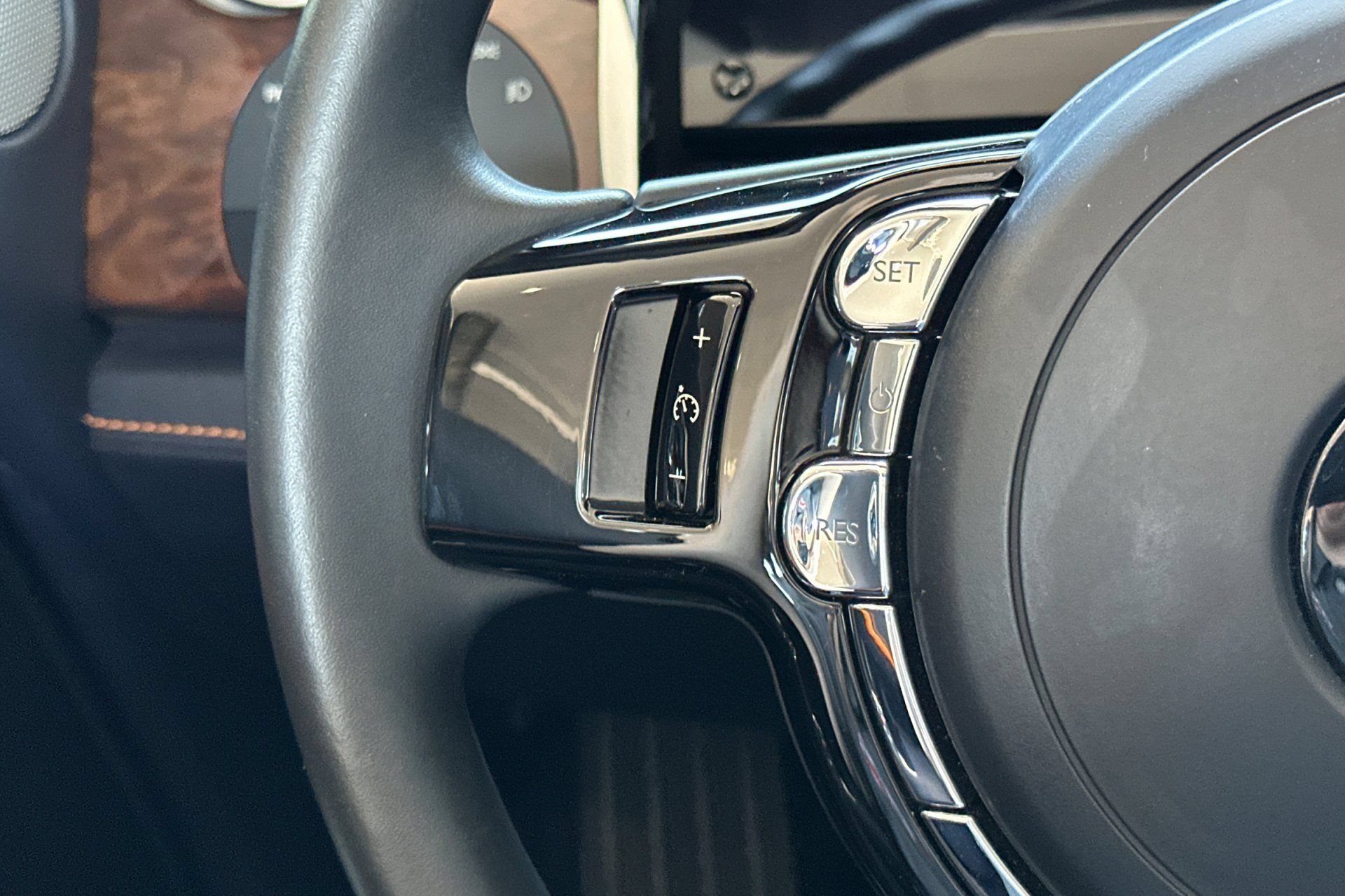 Used 2019 Rolls-Royce Dawn RWD image 31