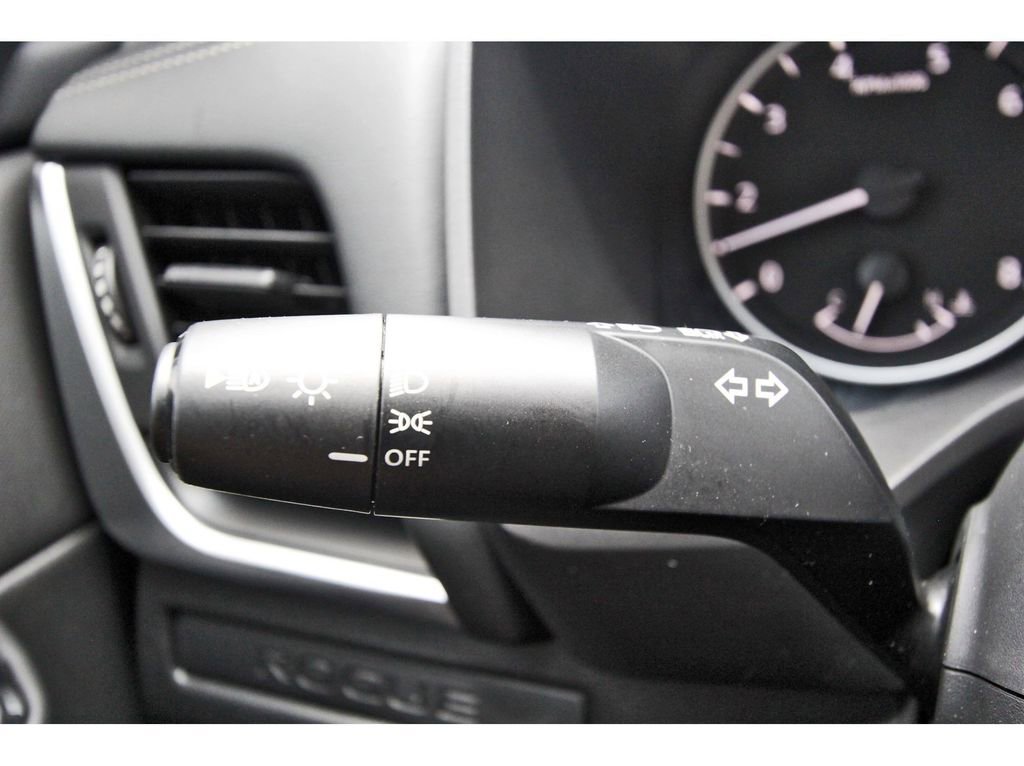 Used 2025 Nissan Rogue S FWD image 11