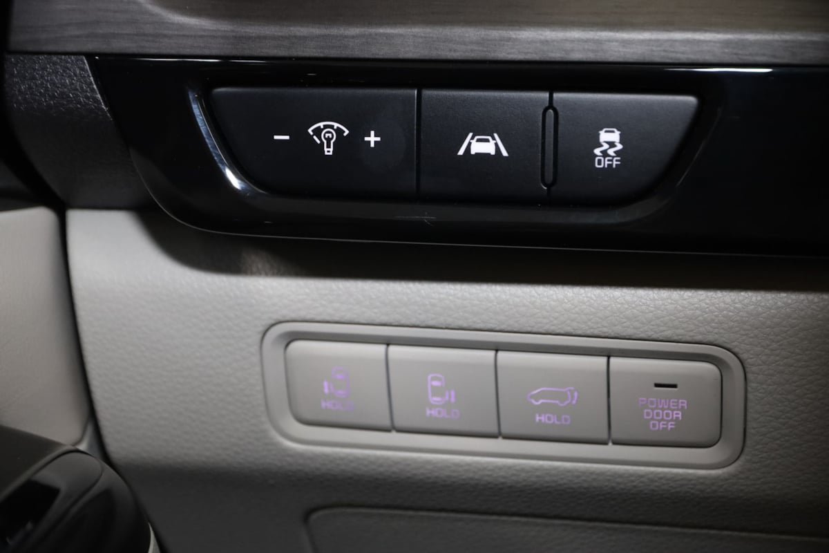 Used 2024 Kia Carnival EX FWD image 33