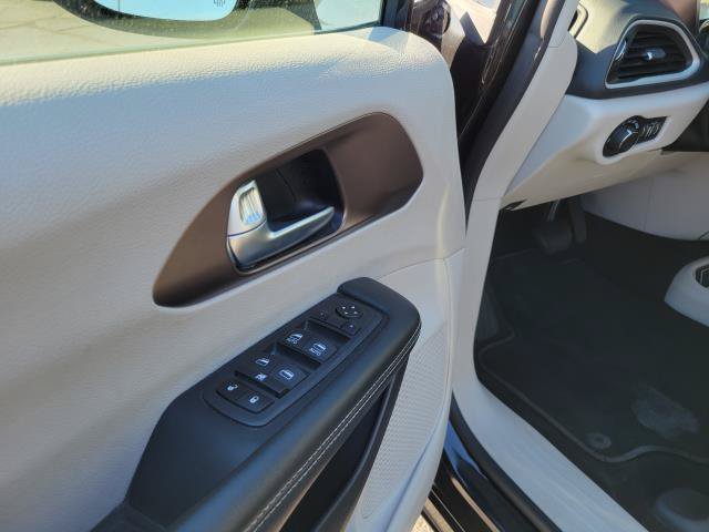 Used 2023 Chrysler Voyager LX FWD image 7
