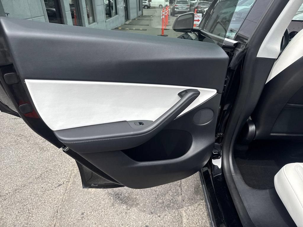 Used 2021 Tesla Model Y Long Range AWD/4WD image 30