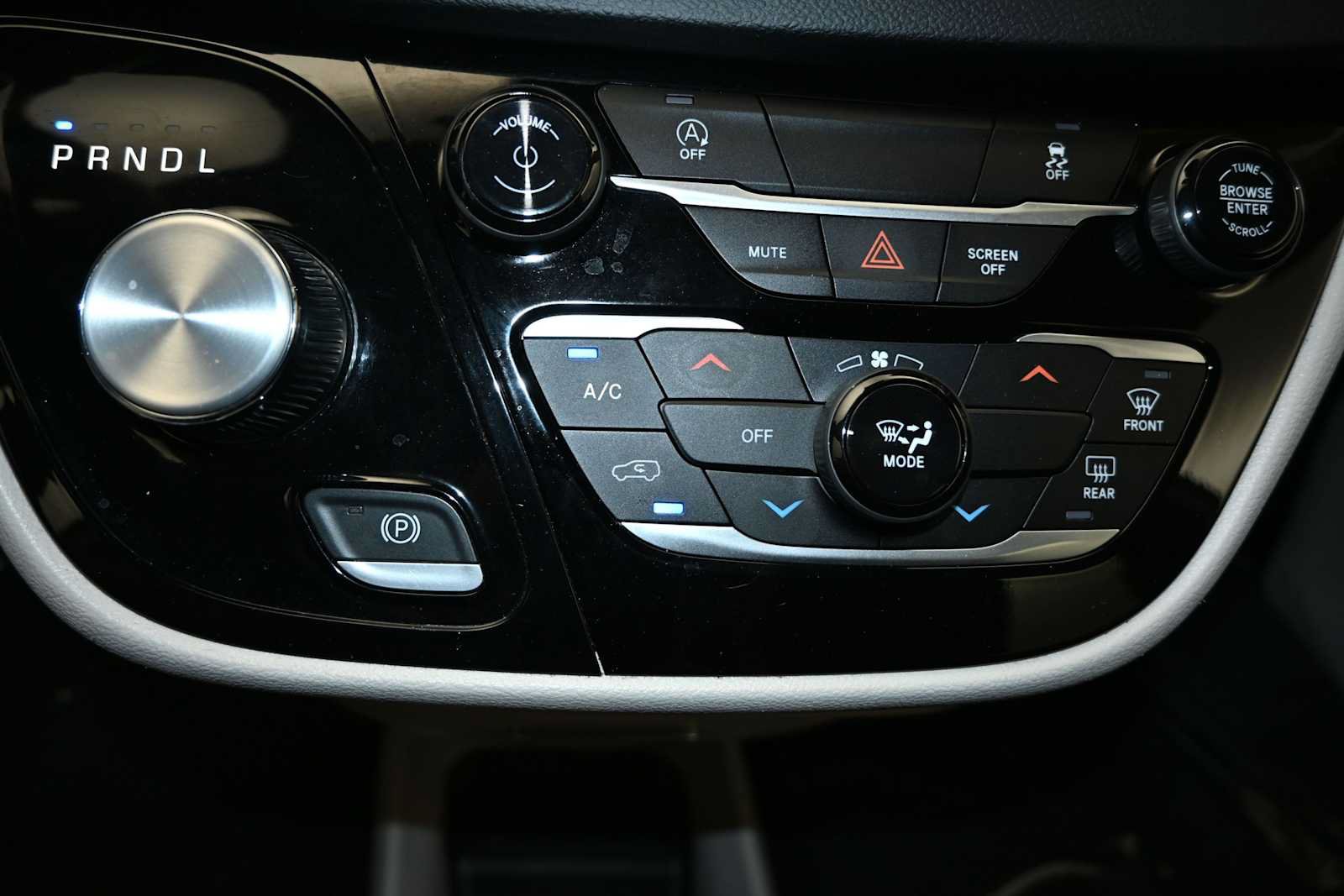 Used 2023 Chrysler Voyager LX FWD image 15