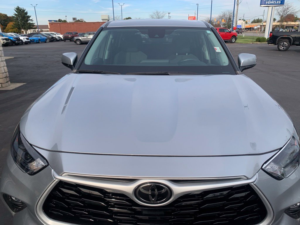 Used 2023 Toyota Highlander LE FWD image 9