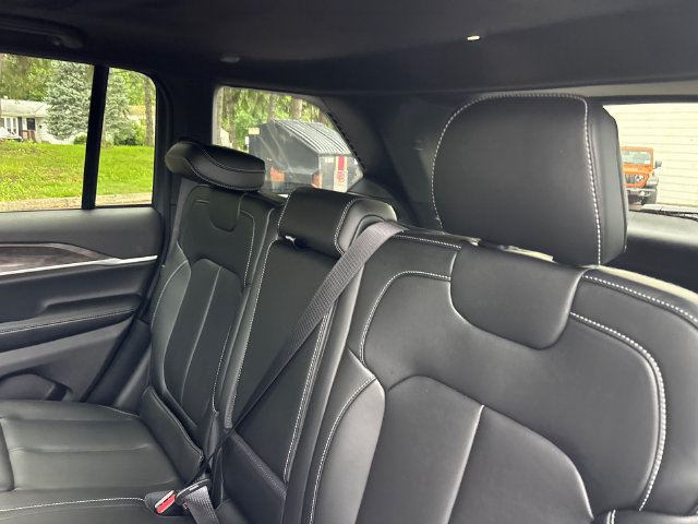 New 2027 Jeep Grand Cherokee Limited w/ Limited Altitude Package AWD/4WD image 3