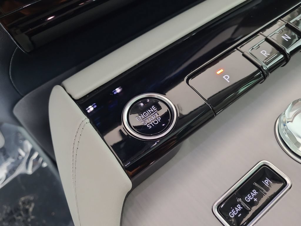 Used 2025 Lincoln Navigator Reserve AWD/4WD image 14