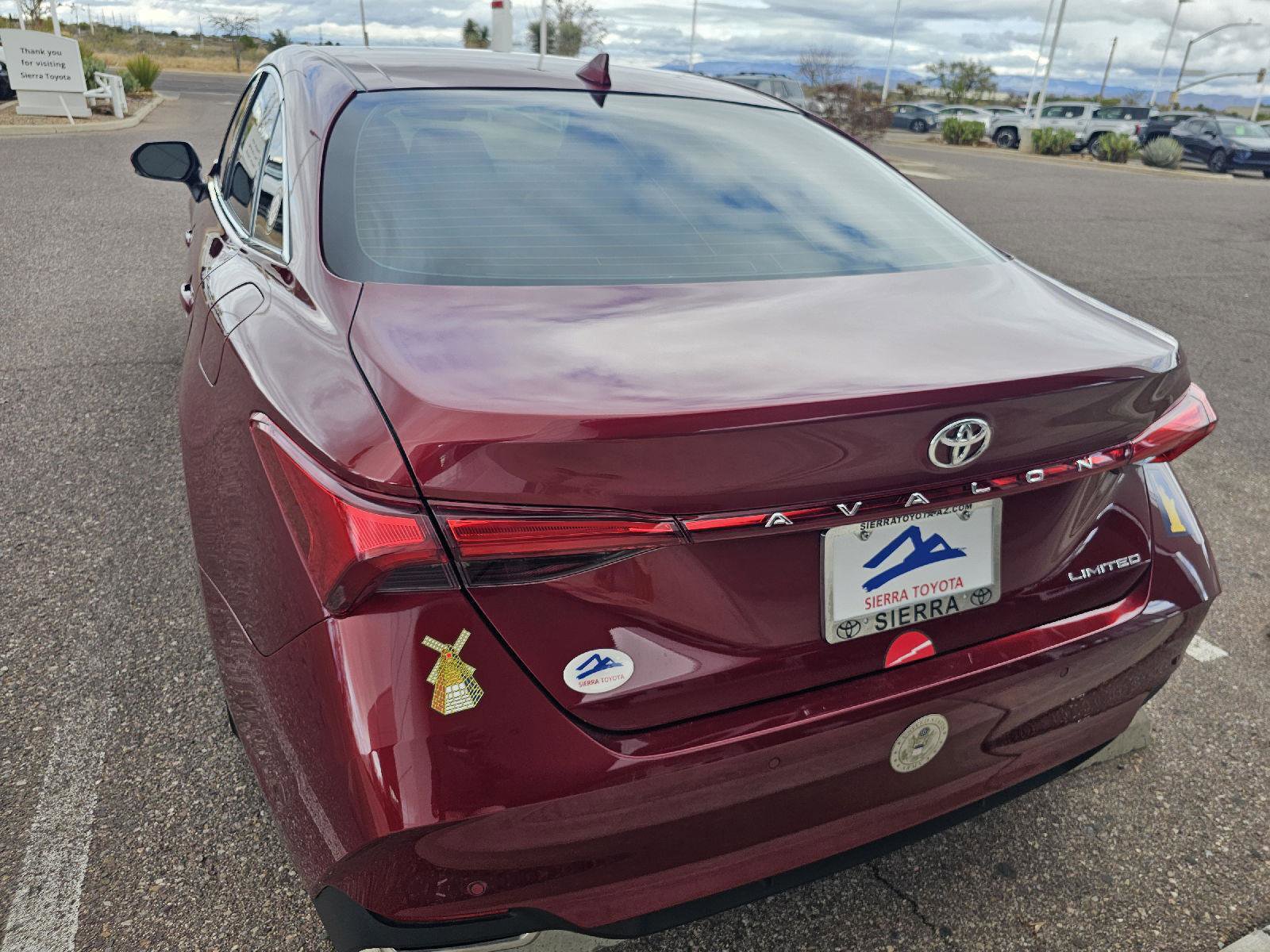 Used 2022 Toyota Avalon Limited image 10