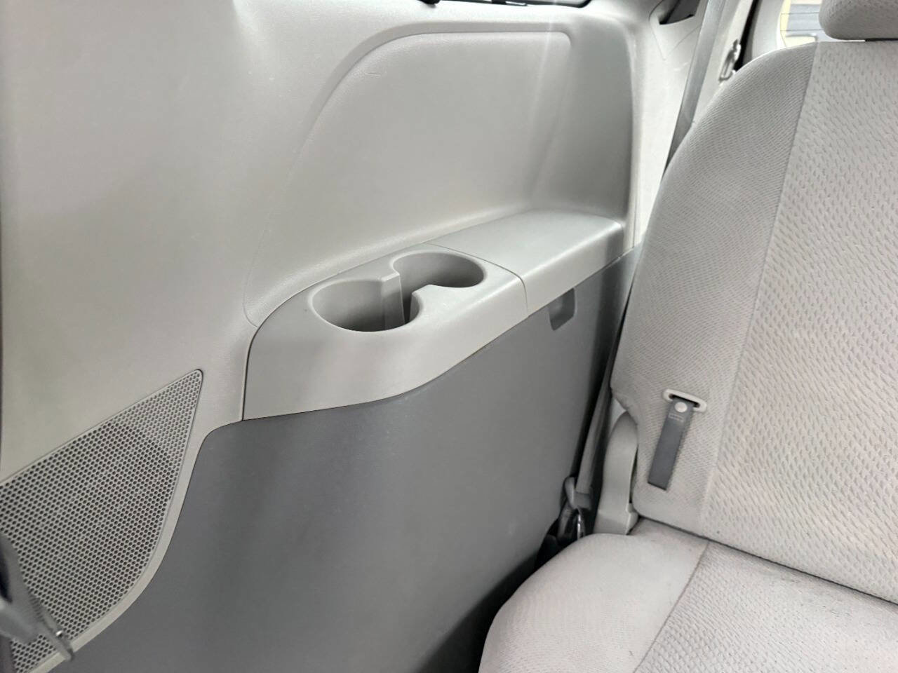 Used 2013 Toyota Sienna LE image 29