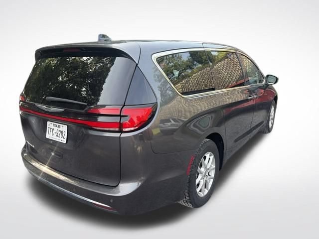 Used 2023 Chrysler Pacifica Touring-L FWD image 4