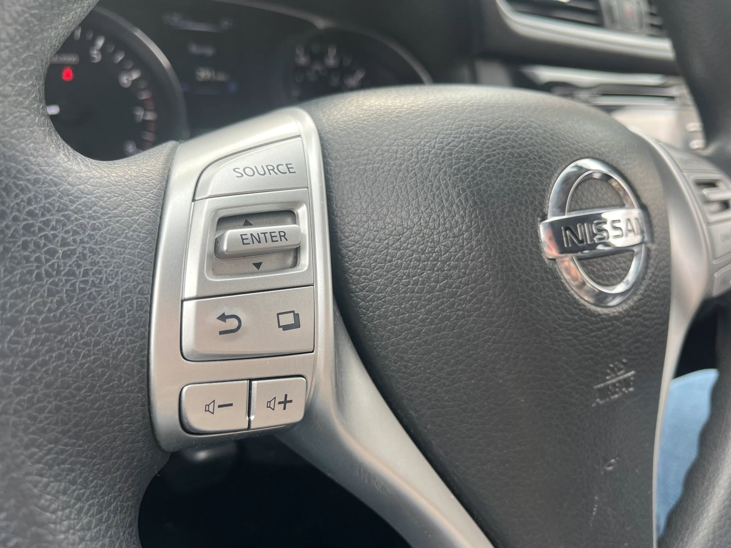 Used 2015 Nissan Rogue SV image 15