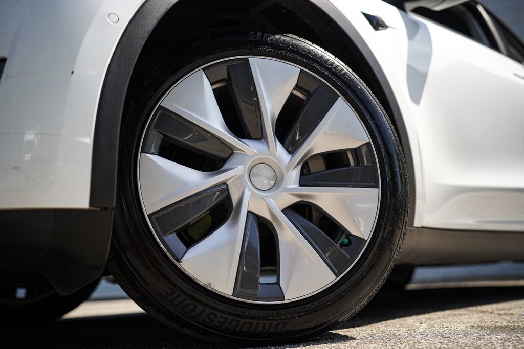 Used 2021 Tesla Model Y Long Range image 19