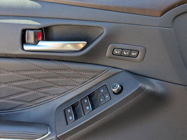 Used 2021 Toyota Avalon Limited image 3