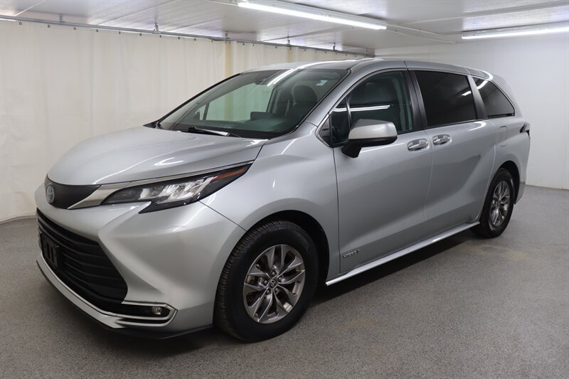 Used 2021 Toyota Sienna XLE FWD image 3