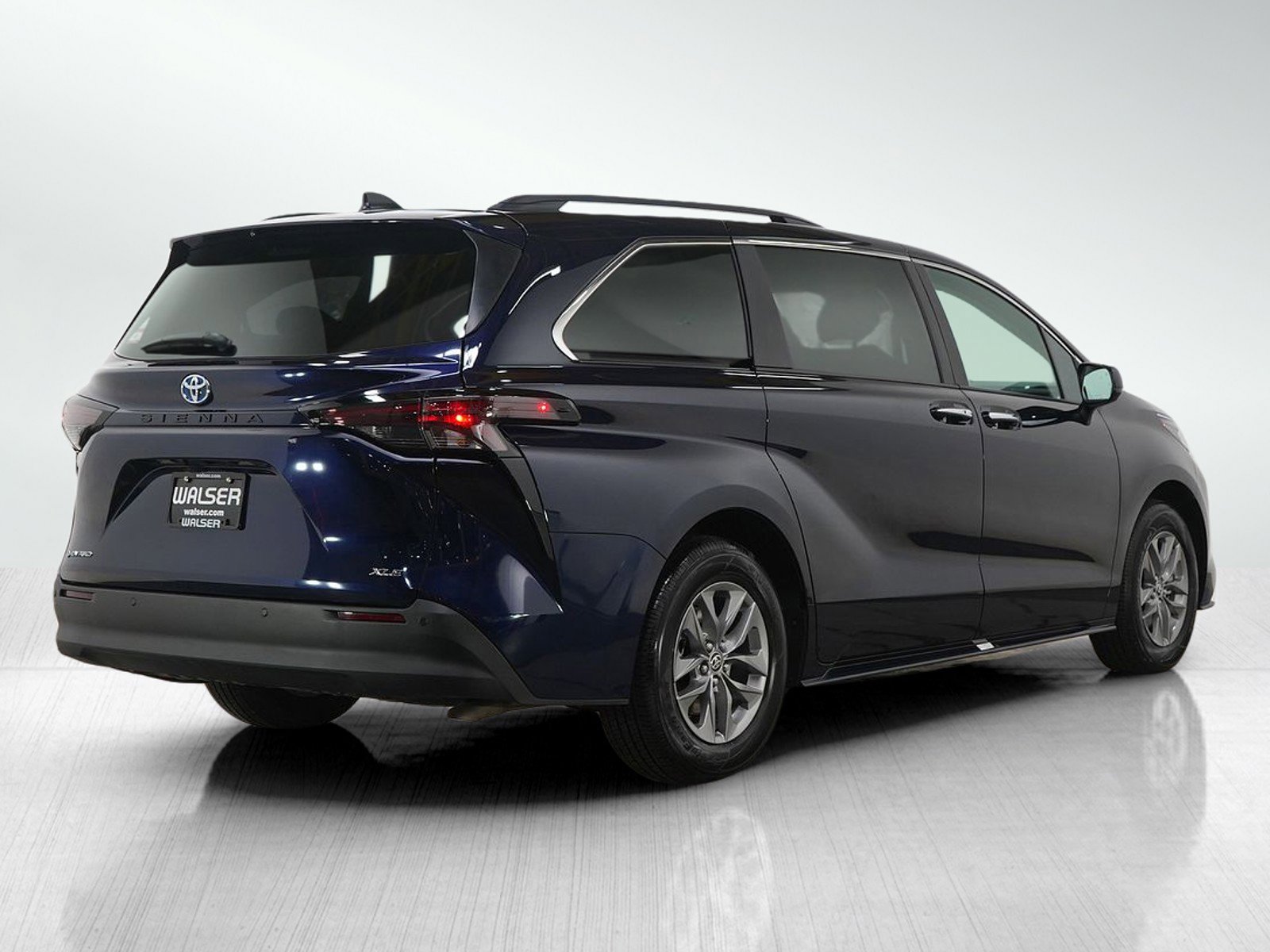 Used 2025 Toyota Sienna XLE image 5