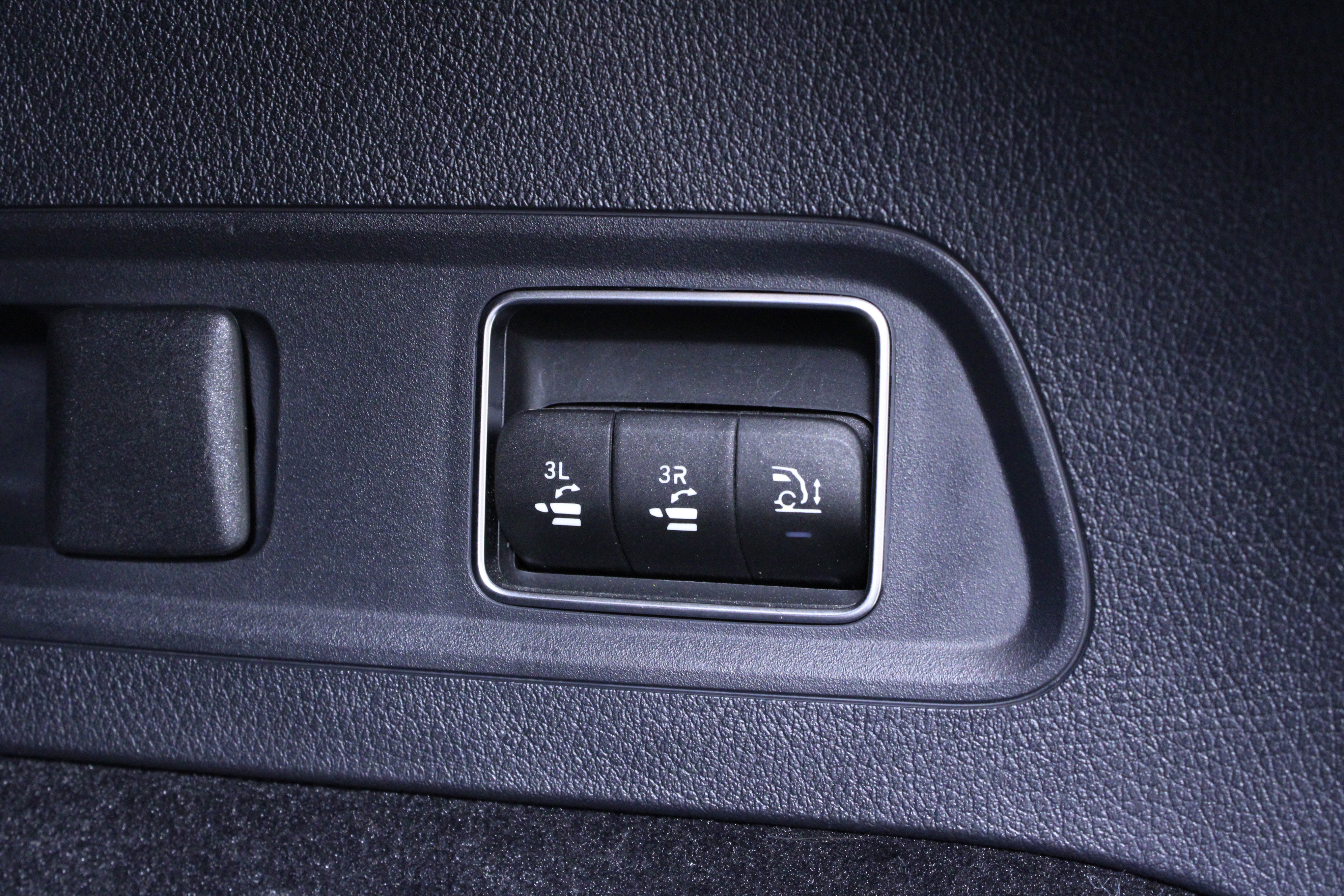 Used 2024 Mercedes-Benz GLS 450 4MATIC image 12