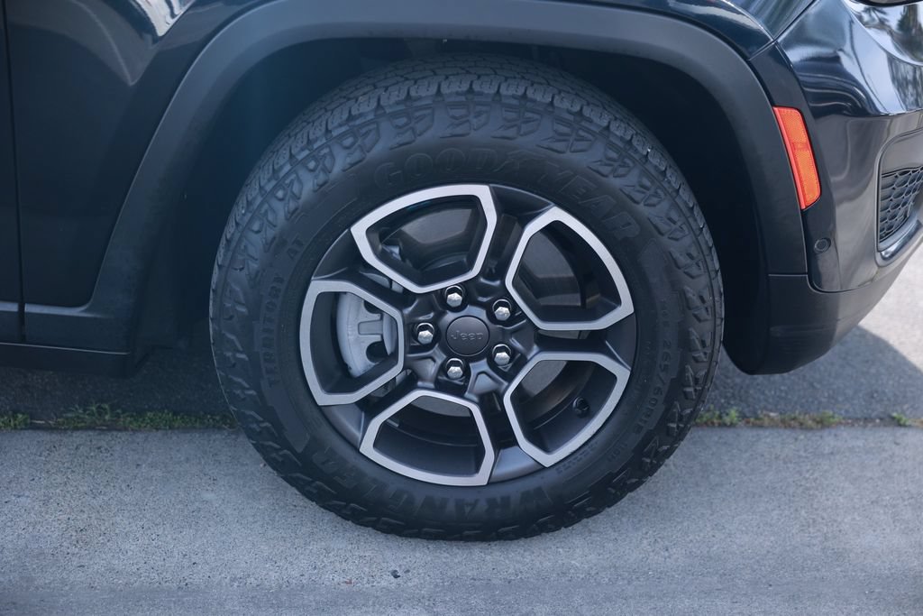 Used 2022 Jeep Grand Cherokee Trailhawk w/ Advanced Protech Group II AWD/4WD image 8