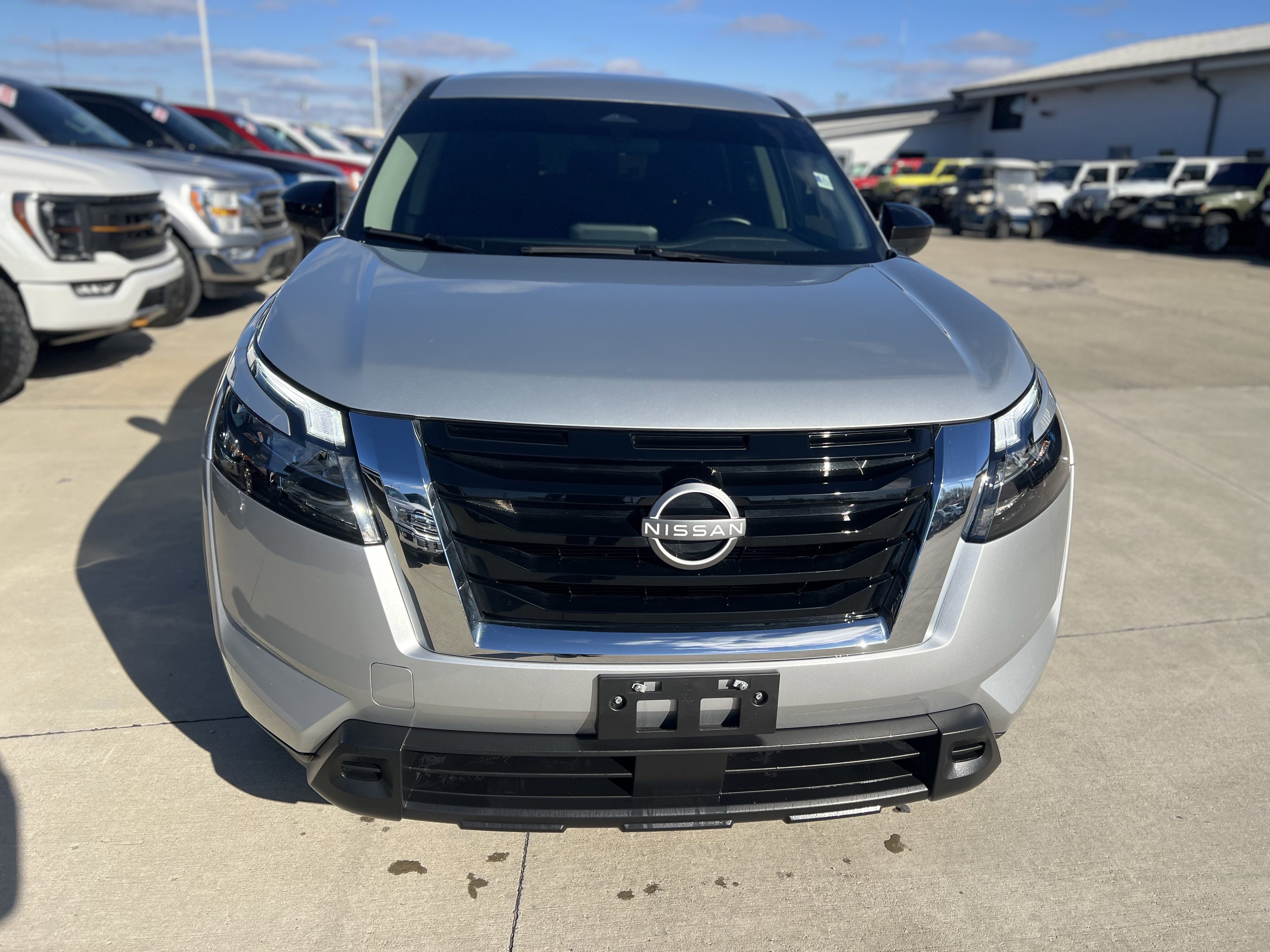 Used 2024 Nissan Pathfinder S image 11