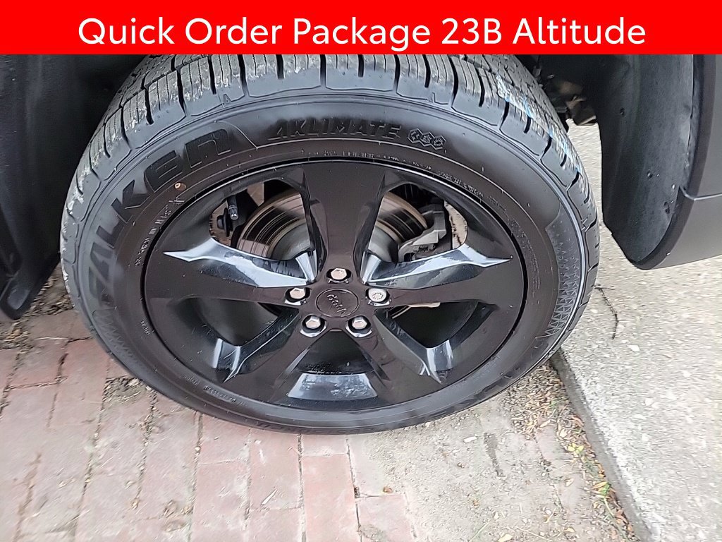 Used 2023 Jeep Grand Cherokee Altitude AWD/4WD image 5